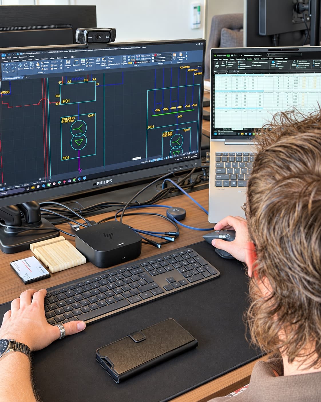 Ingenieur werkt aan een eendraadschema in CAD op het kantoor van Gridstate