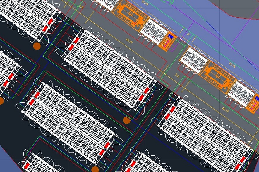 Situatietekening van een batterijopslagproject: rijen units met middenspanningsstations, onderhoudspaden en kabeltraces